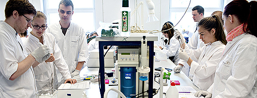 Studerende i laboratorie