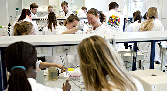 Foto af studerende i laboratorie